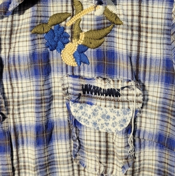 Solitaire Large distressed plaid western embroidered peal button down longsleeve - Picture 3 of 11
